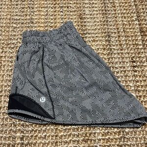 Lululemon hotty hot 2.5 inch low rise